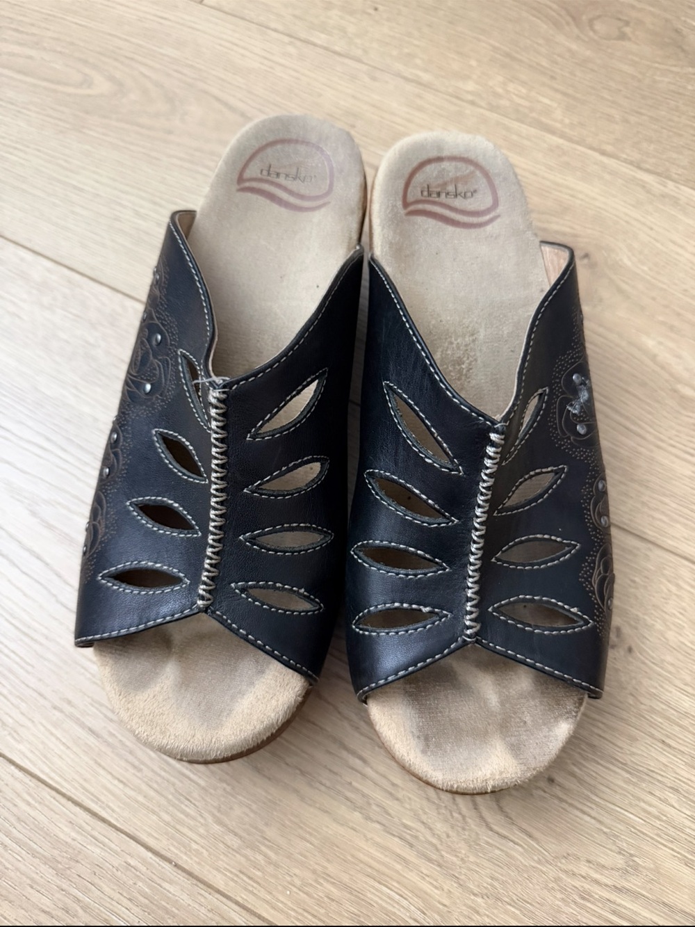 Dansko Black Women's Slip-On Sandals with Cutout Design size 39 eu 8.5 us